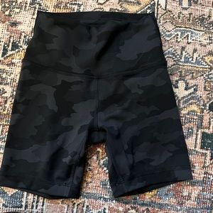 Lululemon grey camouflage wunder under train 6 inch shorts.